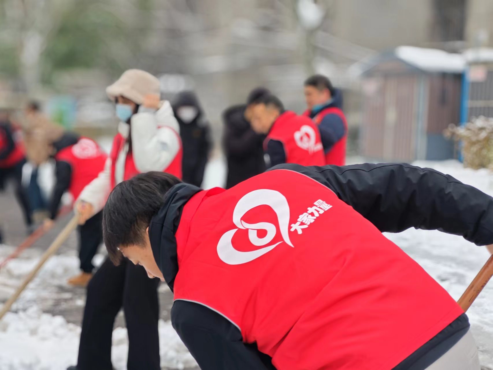 齐心协力铲冰雪 大家力量暖人心